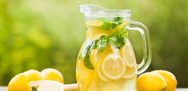 House Lemonade: A Simple, Tart & Refreshing Homemade Recipe